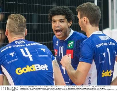 Innsbruck 05.11.2015, Olympiahalle, Innsbruck, AUT, CEV Volleyball Champions League, Hypo Tirol Volleyballteam vs Zenit Kazan, im Bild Janis Peda (HYPO TIROL Volleyballteam), Douglas Duarte da Silva (HYPO TIROL Volleyballteam), Stefan Chrtiansky (HYPO TIROL Volleyballteam) during CEV Volleyball Champions League match between Hypo Tirol Volleyballteam and Zenit Kazan at the Olympiahalle in Innsbruck, Austria on 2015 11 05.  EX_JAK  