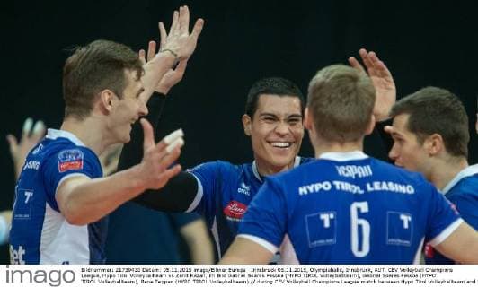 Innsbruck 05.11.2015, Olympiahalle, Innsbruck, AUT, CEV Volleyball Champions League, Hypo Tirol Volleyballteam vs Zenit Kazan, im Bild Gabriel Soares Pessoa (HYPO TIROL Volleyballteam), Gabriel Soares Pessoa (HYPO TIROL Volleyballteam), Rene Teppan (HYPO TIROL Volleyballteam) during CEV Volleyball Champions League match between Hypo Tirol Volleyballteam and Zenit Kazan at the Olympiahalle in Innsbruck, Austria on 2015 11 05.  EX_JAK  