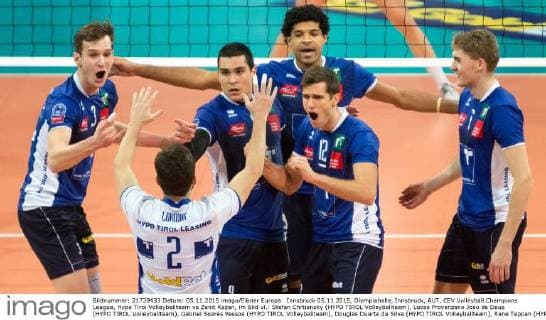 Innsbruck 05.11.2015, Olympiahalle, Innsbruck, AUT, CEV Volleyball Champions League, Hypo Tirol Volleyballteam vs Zenit Kazan, im Bild vl.: Stefan Chrtiansky (HYPO TIROL Volleyballteam), Lucas Provenzano Joao de Deus (HYPO TIROL Volleyballteam), Gabriel Soares Pessoa (HYPO TIROL Volleyballteam), Douglas Duarte da Silva (HYPO TIROL Volleyballteam), Rene Teppan (HYPO TIROL Volleyballteam) during CEV Volleyball Champions League match between Hypo Tirol Volleyballteam and Zenit Kazan at the Olympiahalle in Innsbruck, Austria on 2015 11 05.  EX_JAK  