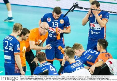 Ljubljana 05.11.2015, Arena Stozice, Ljubljana, SLO, CEV Volleyball Champions League, ACH Volley vs Modena Volley, im Bild Bogdan Kotnik, head coach of ACH with players during CEV Volleyball Champions League match between ACH Volley and Modena Volley at the Arena Stozice in Ljubljana, Slovenia on 2015 11 05.  EX_PON  