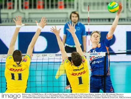 Ljubljana 05.11.2015, Arena Stozice, Ljubljana, SLO, CEV Volleyball Champions League, ACH Volley vs Modena Volley, im Bild Matteo Piano of Modena and Bruno Mossa De Rezende of Modena vs Samuel Walker of ACH during CEV Volleyball Champions League match between ACH Volley and Modena Volley at the Arena Stozice in Ljubljana, Slovenia on 2015 11 05.  EX_PON  