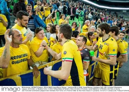 Ljubljana 05.11.2015, Arena Stozice, Ljubljana, SLO, CEV Volleyball Champions League, ACH Volley vs Modena Volley, im Bild Matteo Piano of Modena, Fabio Donadio of Modena, Lucas Saatkamp of Modena with fans during CEV Volleyball Champions League match between ACH Volley and Modena Volley at the Arena Stozice in Ljubljana, Slovenia on 2015 11 05.  EX_PON  