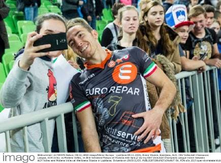 Ljubljana 05.11.2015, Arena Stozice, Ljubljana, SLO, CEV Volleyball Champions League, ACH Volley vs Modena Volley, im Bild Salvatore Rossini of Modena with fans during CEV Volleyball Champions League match between ACH Volley and Modena Volley at the Arena Stozice in Ljubljana, Slovenia on 2015 11 05.  EX_PON  