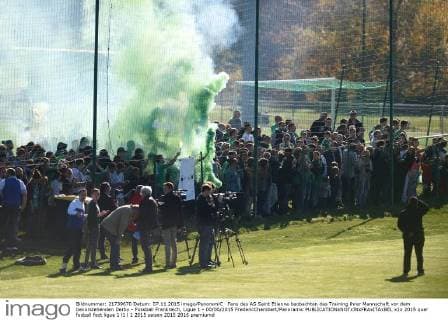 Fans des AS Saint Etienne beobachten das Training ihrer Mannschaft vor dem bevorstehenden Derby - Fussball Frankreich, Ligue 1 - 00 00 2015 FredericChambert Panoramic 