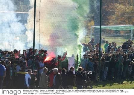 Fans des AS Saint Etienne beobachten das Training ihrer Mannschaft vor dem bevorstehenden Derby - Fussball Frankreich, Ligue 1 - 00 00 2015 FredericChambert Panoramic 