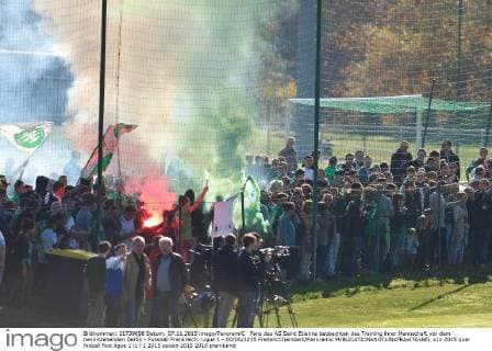 Fans des AS Saint Etienne beobachten das Training ihrer Mannschaft vor dem bevorstehenden Derby - Fussball Frankreich, Ligue 1 - 00 00 2015 FredericChambert Panoramic 