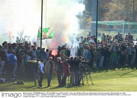 Fans des AS Saint Etienne beobachten das Training ihrer Mannschaft vor dem bevorstehenden Derby - Fussball Frankreich, Ligue 1 - 00 00 2015 FredericChambert Panoramic 