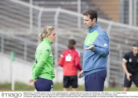 Fußball, DFB-Pokal Frauen VfL Wolfsburg - SGS Essen; v.l. Co-Trainerin Britta Carlson (Wolfsburg), Cheftrainer Ralf Kellermann (Wolfsburg) gibt Anweisungen, gestikuliert, mit den Armen gestikulieren, gives instructions, gesticulate. xtgx