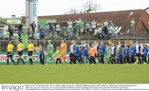 Fußball, DFB-Pokal Frauen VfL Wolfsburg - SGS Essen; Mannschaftseinlauf am Elsterweg. xtgx