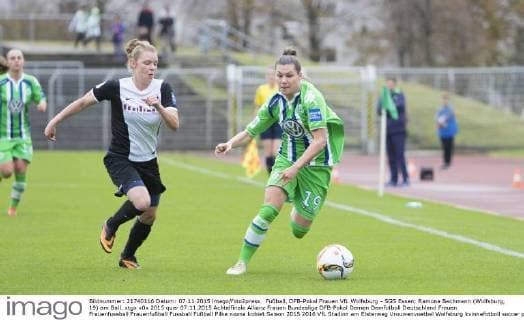 Fußball, DFB-Pokal Frauen VfL Wolfsburg - SGS Essen; Ramona Bachmann (Wolfsburg, 19) am Ball. xtgx