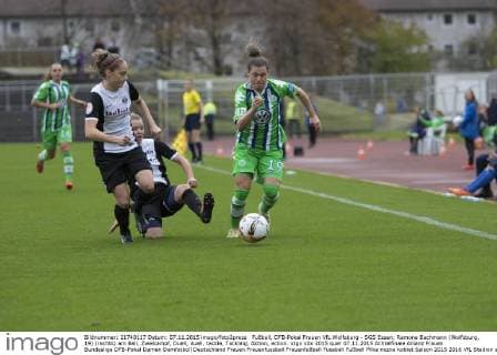 Fußball, DFB-Pokal Frauen VfL Wolfsburg - SGS Essen; Ramona Bachmann (Wolfsburg, 19) (rechts) am Ball, Zweikampf, Duell, duell, tackle, Tackling, Aktion, action. xtgx