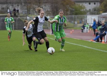 Fußball, DFB-Pokal Frauen VfL Wolfsburg - SGS Essen; v.l. Jacqueline Klasen (SGS, 16) gegen Ramona Bachmann (Wolfsburg, 19) Zweikampf, Duell, duell, tackle, Tackling, Aktion, action. xtgx