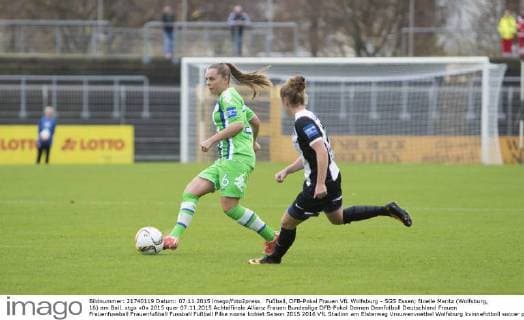 Fußball, DFB-Pokal Frauen VfL Wolfsburg - SGS Essen; Noelle Maritz (Wolfsburg, 16) am Ball. xtgx