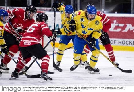 Eishockey, Damen, Länderspiel, Schweden - Kanada in Sundsvall Lisa Hedengren - Eishockey Damen, Länderspiel Schweden vs. Kanada.  Copyright: NilsxJakobsson BB151107NJ002