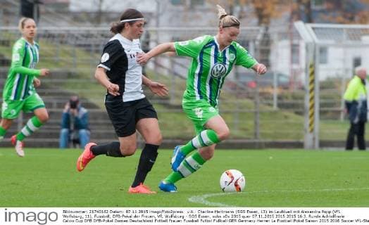 v.li.: Charline Hartmann (SGS Essen, 13) im Laufduell mit Alexandra Popp (VfL Wolfsburg, 11), Fussball, DFB-Pokal der Frauen, VfL Wolfsburg - SGS Essen, xobx