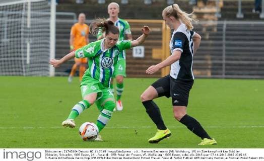 v.li.: Ramona Bachmann (VfL Wolfsburg, 19) im Zweikampf mit Lea Schüller (Schuller, Schueller, SGS Essen, 24), Fussball, DFB-Pokal der Frauen, VfL Wolfsburg - SGS Essen, xobx