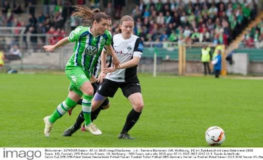 v.li.: Ramona Bachmann (VfL Wolfsburg, 19) im Zweikampf mit Lena Ostermeier (SGS Essen, 18), Fussball, DFB-Pokal der Frauen, VfL Wolfsburg - SGS Essen, xobx