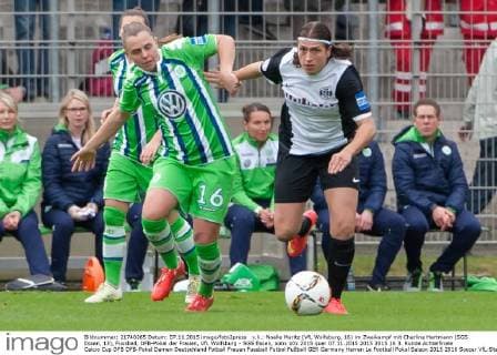 v.li.: Noelle Maritz (VfL Wolfsburg, 16) im Zweikampf mit Charline Hartmann (SGS Essen, 13), Fussball, DFB-Pokal der Frauen, VfL Wolfsburg - SGS Essen, xobx