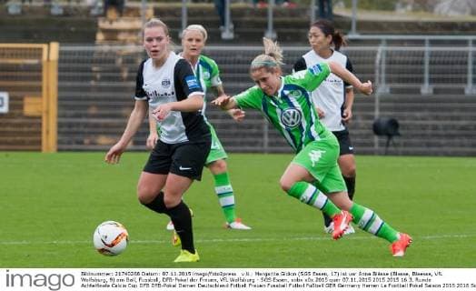 v.li.: Margarita Gidion (SGS Essen, 17) ist vor Anna Blässe (Blasse, Blaesse, VfL Wolfsburg, 9) am Ball, Fussball, DFB-Pokal der Frauen, VfL Wolfsburg - SGS Essen, xobx