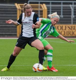 v.li.: Margarita Gidion (SGS Essen, 17) im Zweikampf mit Julia Simic (VfL Wolfsburg, 31), Fussball, DFB-Pokal der Frauen, VfL Wolfsburg - SGS Essen, xobx