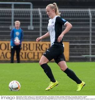 Lea Schüller (Schuller, Schueller, SGS Essen, 24) am Ball, Einzelbild, Fussball, DFB-Pokal der Frauen, VfL Wolfsburg - SGS Essen, xobx