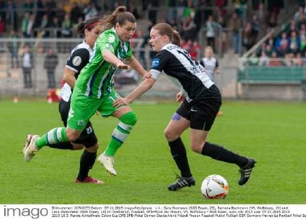 v.li.: Sara Doorsoun (SGS Essen, 23), Ramona Bachmann (VfL Wolfsburg, 19) und Lena Ostermeier (SGS Essen, 18) im Dreikampf, Fussball, DFB-Pokal der Frauen, VfL Wolfsburg - SGS Essen, xobx