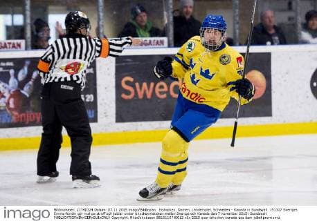 Eishockey, Damen, Länderspiel, Schweden - Kanada in Sundsvall 151107 Sveriges Emma Nordin gör mal pa straff och jublar under ishockeymatchen mellan Sverige och Kanada den 7 november 2015 i Sundsvall.  Copyright: NilsxJakobsson BB151107NJ013