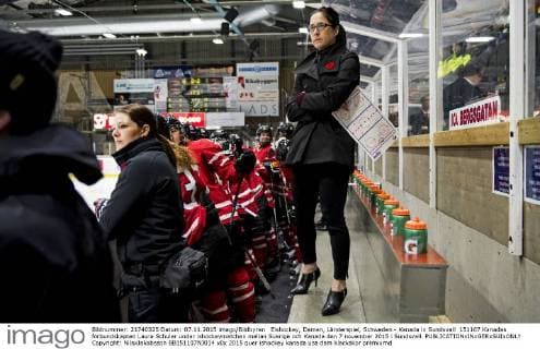 Eishockey, Damen, Länderspiel, Schweden - Kanada in Sundsvall 151107 Kanadas förbundskapten Laura Schuler under ishockeymatchen mellan Sverige och Kanada den 7 november 2015 i Sundsvall.  Copyright: NilsxJakobsson BB151107NJ014
