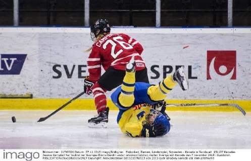 Eishockey, Damen, Länderspiel, Schweden - Kanada in Sundsvall 151107 Kanadas Jessica Campbell har tacklat ner Sveriges Emma Nordin under ishockeymatchen mellan Sverige och Kanada den 7 november 2015 i Sundsvall.  Copyright: NilsxJakobsson BB151107NJ015