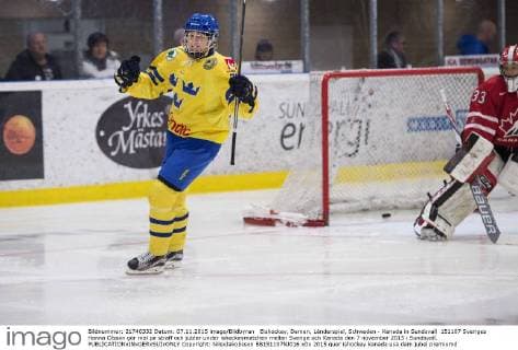 Eishockey, Damen, Länderspiel, Schweden - Kanada in Sundsvall 151107 Sveriges Hanna Olsson gör mal pa straff och jublar under ishockeymatchen mellan Sverige och Kanada den 7 november 2015 i Sundsvall.  Copyright: NilsxJakobsson BB151107NJ016