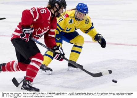 151107 Kanadas Jessica Campbell och Sveriges Linnea Bäckman under ishockeymatchen mellan Sverige och Kanada den 7 november 2015 i Sundsvall.  Copyright: NilsxJakobsson BB151107NJ020