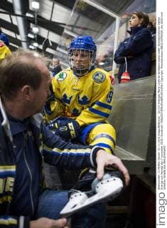 151107 Sveriges Maria Lindh far skridskon slipad under ishockeymatchen mellan Sverige och Kanada den 7 november 2015 i Sundsvall.  Copyright: NilsxJakobsson BB151107NJ021