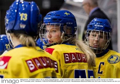 151107 Sveriges Olivia Carlsson under ishockeymatchen mellan Sverige och Kanada den 7 november 2015 i Sundsvall.  Copyright: NilsxJakobsson BB151107NJ022