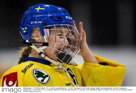 151107 Sveriges Annie Svedin deppar under ishockeymatchen mellan Sverige och Kanada den 7 november 2015 i Sundsvall.  Copyright: NilsxJakobsson BB151107NJ023
