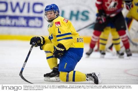 151107 Sveriges Jenni Asserholt täcker skott under ishockeymatchen mellan Sverige och Kanada den 7 november 2015 i Sundsvall.  Copyright: NilsxJakobsson BB151107NJ025