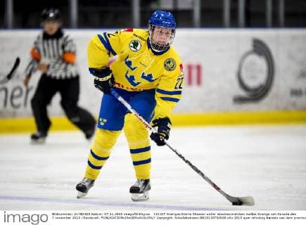 151107 Sveriges Emma Eliasson under ishockeymatchen mellan Sverige och Kanada den 7 november 2015 i Sundsvall.  Copyright: NilsxJakobsson BB151107NJ026
