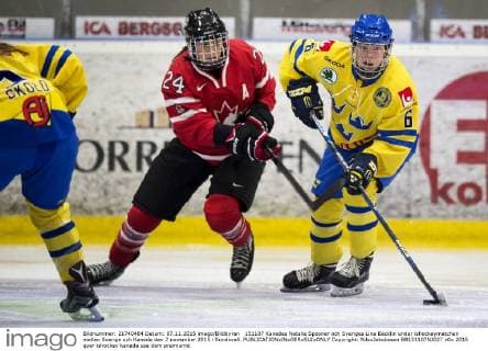 151107 Kanadas Natalie Spooner och Sveriges Lina Bäcklin under ishockeymatchen mellan Sverige och Kanada den 7 november 2015 i Sundsvall.  Copyright: NilsxJakobsson BB151107NJ027