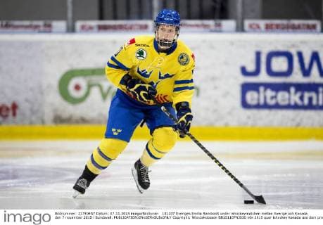 151107 Sveriges Emilia Ramboldt under ishockeymatchen mellan Sverige och Kanada den 7 november 2015 i Sundsvall.  Copyright: NilsxJakobsson BB151107NJ030