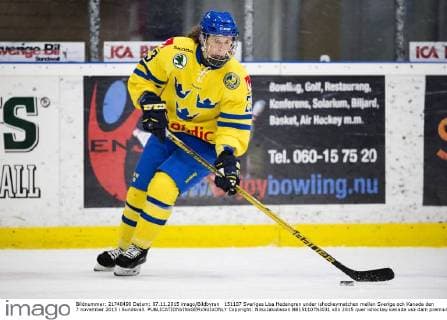 151107 Sveriges Lisa Hedengren under ishockeymatchen mellan Sverige och Kanada den 7 november 2015 i Sundsvall.  Copyright: NilsxJakobsson BB151107NJ031
