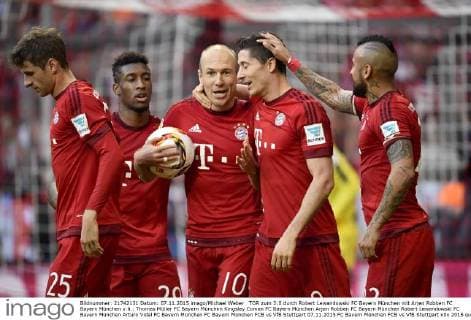 TOR zum 3:0 durch Robert Lewandowski FC Bayern München mit Arjen Robben FC Bayern München v.li.: Thomas Müller FC Bayern München Kingsley Coman FC Bayern München Arjen Robben FC Bayern München Robert Lewandowski FC Bayern München Arturo Vidal FC Bayern München FC Bayern München FCB vs VfB Stuttgart 07.11.2015 FC Bayern München FCB vs VfB Stuttgart