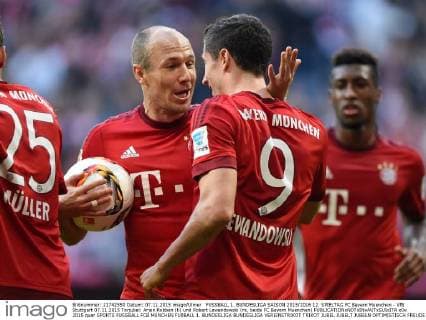 FUSSBALL 1. BUNDESLIGA SAISON 2015 2016 12. SPIELTAG FC Bayern Muenchen - VfB Stuttgart 07.11.2015 Torjubel: Arjen Robben (li) und Robert Lewandowski (re, beide FC Bayern Muenchen) 