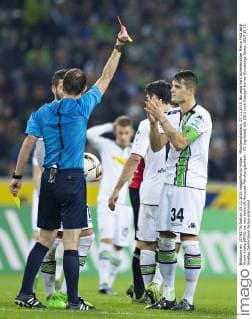 Mönchengladbach, 07.11.2015, Borussia Park Schiedsrichter Marco Fritz zeigt Granit Xhaka (BMG) die rote Karte VfL Borussia Mönchengladbach - FC Ingolstadt