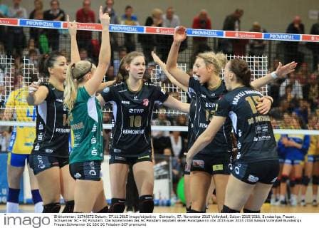 Schwerin, 07. November 2015 Volleyball, Saison 2015 2016, Bundesliga, Frauen, Schweriner SC - SC Potsdam: Die Spielerinnen des SC Potsdam bejubeln einen Punktgewinn