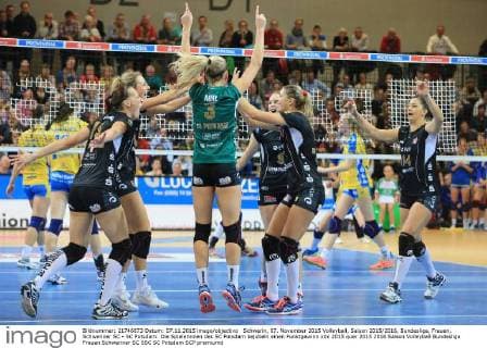 Schwerin, 07. November 2015 Volleyball, Saison 2015 2016, Bundesliga, Frauen, Schweriner SC - SC Potsdam: Die Spielerinnen des SC Potsdam bejubeln einen Punktgewinn