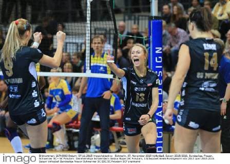 Schwerin, 07. November 2015 Volleyball, Saison 2015 2016, Bundesliga, Frauen, Schweriner SC - SC Potsdam: Die ehemalige Schwerinerin Saskia Hippe (SC Potsdam, 13) bejubelt einen Punktgewinn