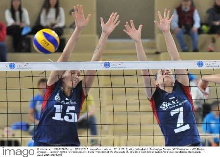 07.11.2015, xtkx, Volleyball 1.Bundesliga Damen, VC Wiesbaden - VCO Berlin, emspor .l. Jennifer Pettke (VC Wiesbaden), Esther van Berkel (VC Wiesbaden),