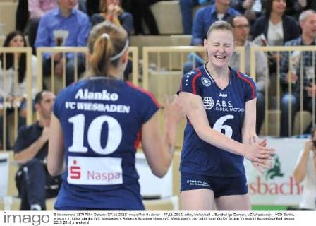 07.11.2015, xtkx, Volleyball 1.Bundesliga Damen, VC Wiesbaden - VCO Berlin, emspor .l. Kaisa Alanko (VC Wiesbaden), Rebecca Schaeperklaus (VC Wiesbaden),