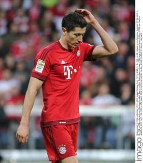 07.11.2015, 1. BL, FCB vs VfB, Allainz Arena München, Fussball, 07.11.2015, 1. BL, FCB vs VfB, Allianz Arena München,Fussball Sport, im Bild: Robert Lewandowski (FCB) ärgert sich weil Arjen Robben (FCB) den Ball nie abgibt