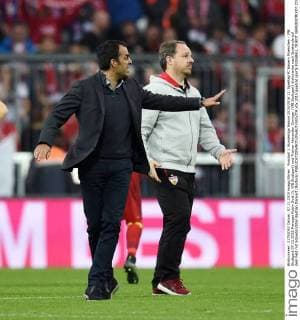 Fussball 1. Bundesliga Saison 2015 2016 12. Spieltag FC Bayern Muenchen - VfB Stuttgart 07.11.2015 Manager Robin Dutt (li, VfB Stuttgart) und Trainer Alexander Zorniger (VfB Stuttgart) diskutieren nach Spielende auf dem Feld mit Schiedsrichter Bastian Dankert (Rostock) 