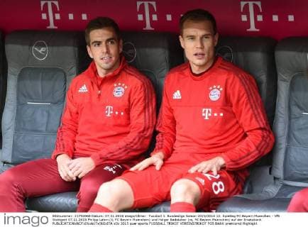 Fussball 1. Bundesliga Saison 2015 2016 12. Spieltag FC Bayern Muenchen - VfB Stuttgart 07.11.2015 Philipp Lahm (li, FC Bayern Muenchen) und Holger Badstuber (re, FC Bayern Muenchen) auf der Ersatzbank 